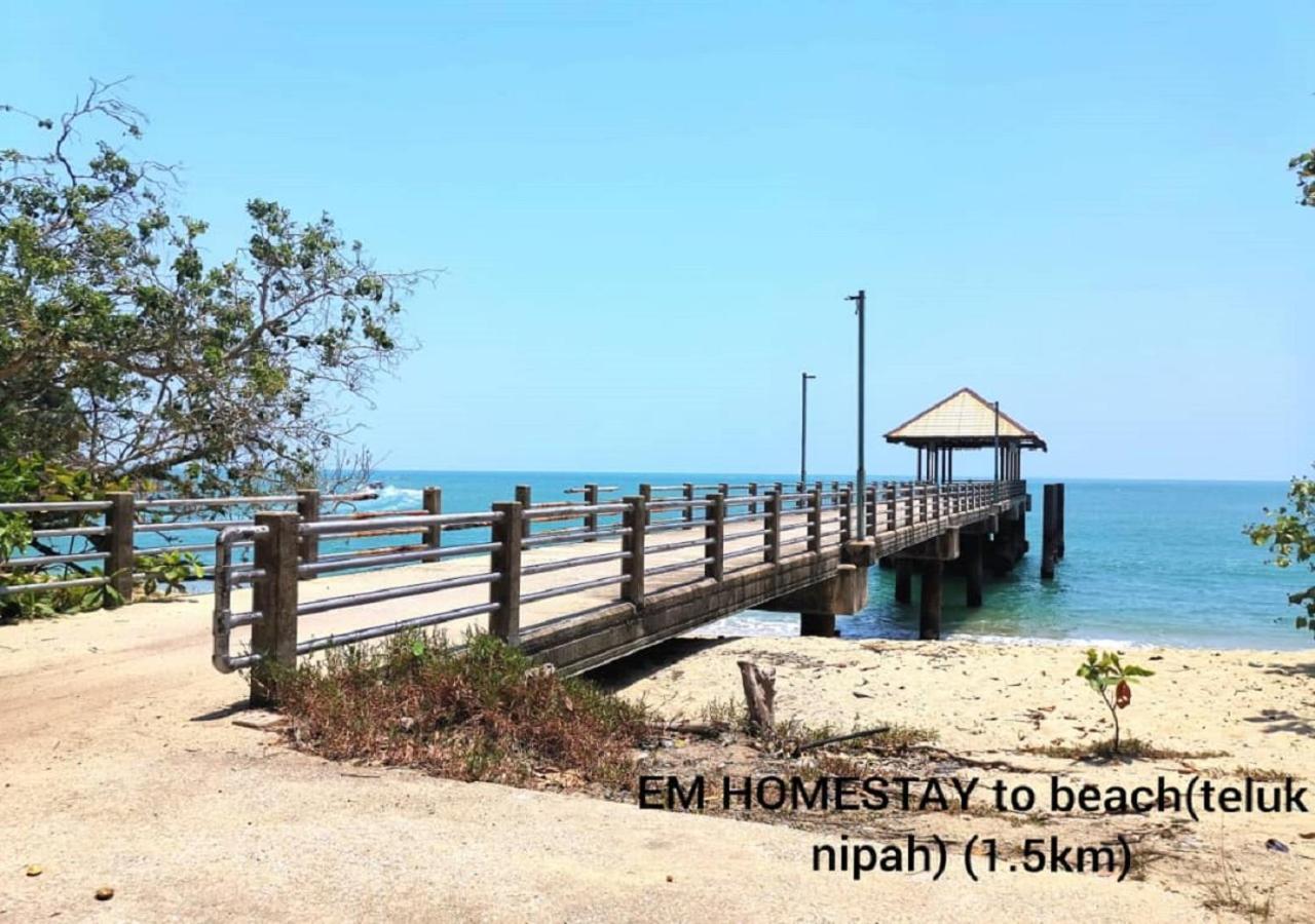 Em Homestay Pekan Pangkor Bagian luar foto