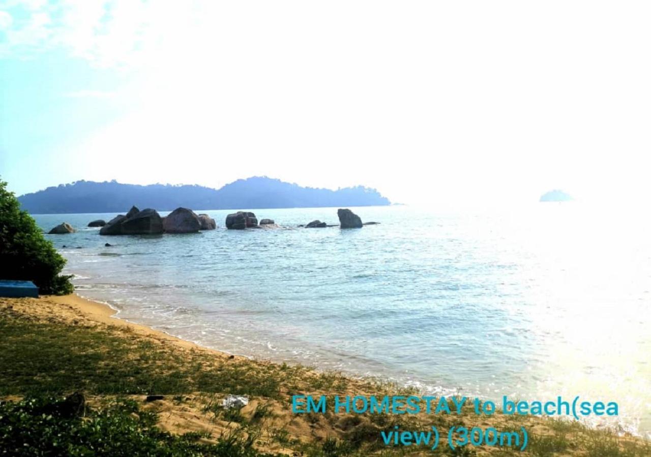 Em Homestay Pekan Pangkor Bagian luar foto
