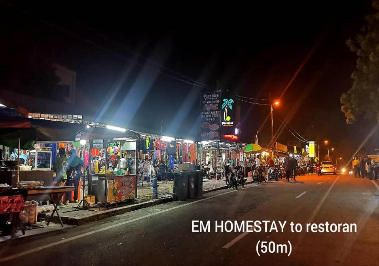 Em Homestay Pekan Pangkor Bagian luar foto
