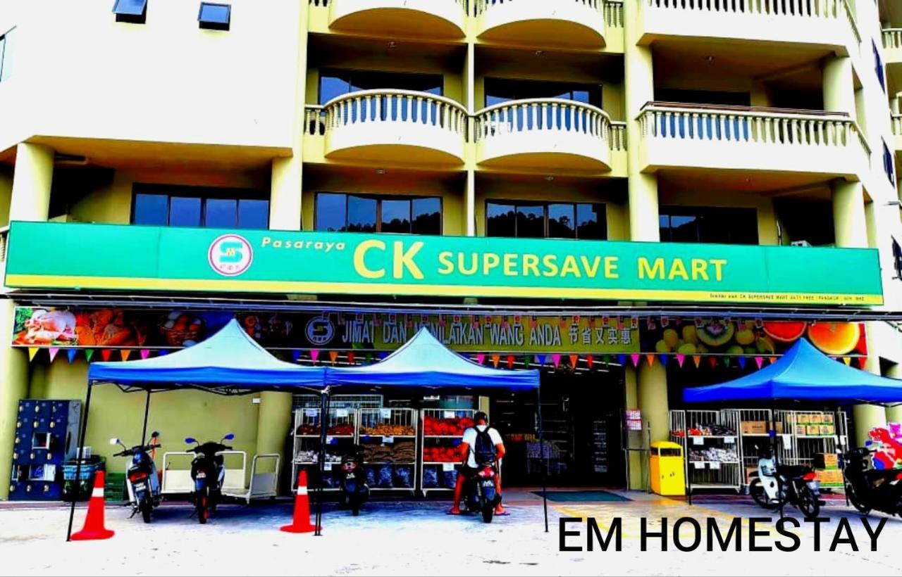 Em Homestay Pekan Pangkor Bagian luar foto