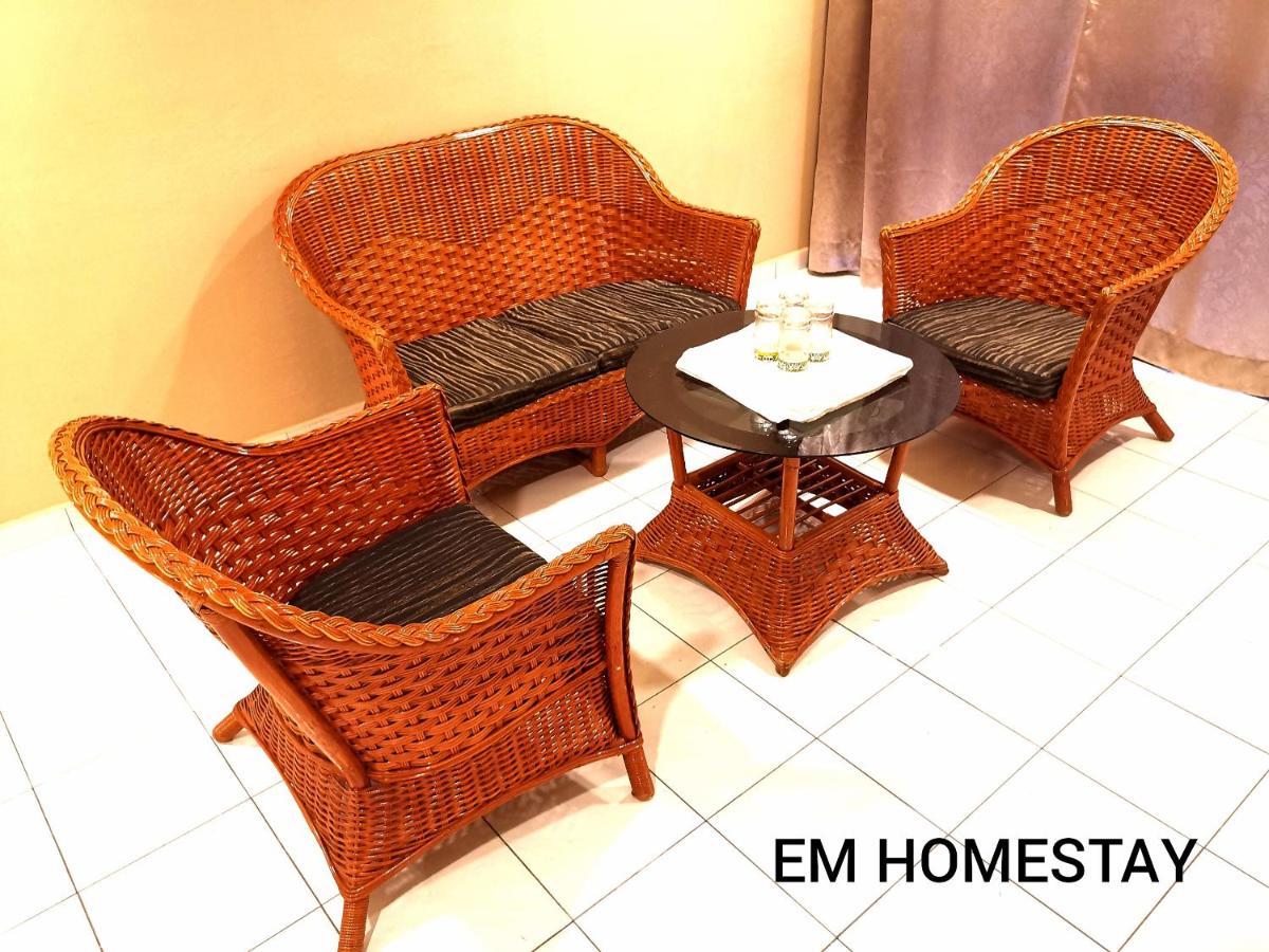 Em Homestay Pekan Pangkor Bagian luar foto