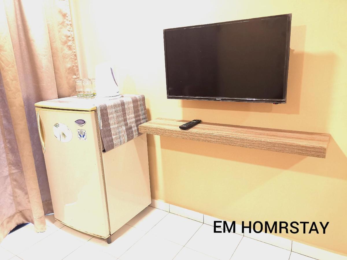 Em Homestay Pekan Pangkor Bagian luar foto
