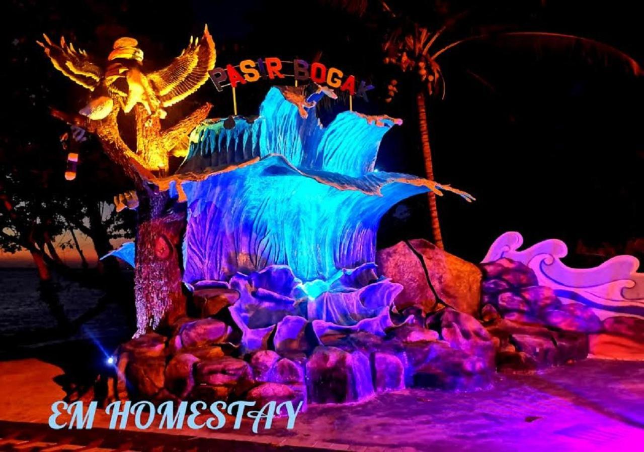 Em Homestay Pekan Pangkor Bagian luar foto